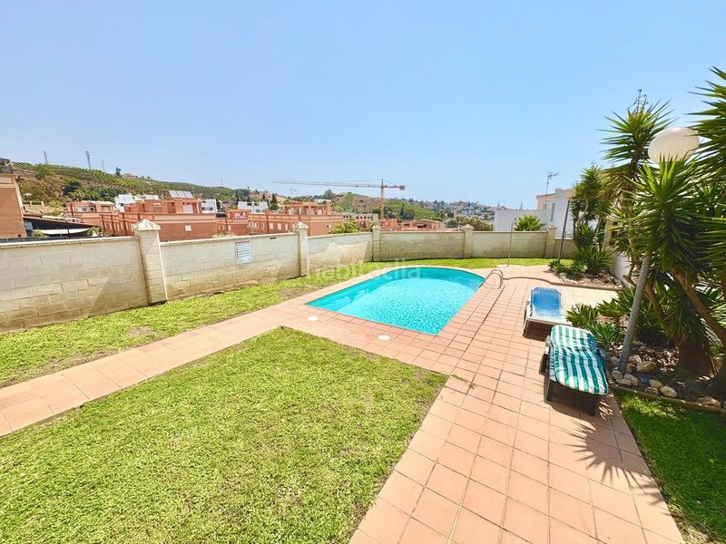 Foto 994e3ee9-1436-40a9-a46e-6a0959658b51. Casa aparellada amb aparcament piscina a Benajarafe