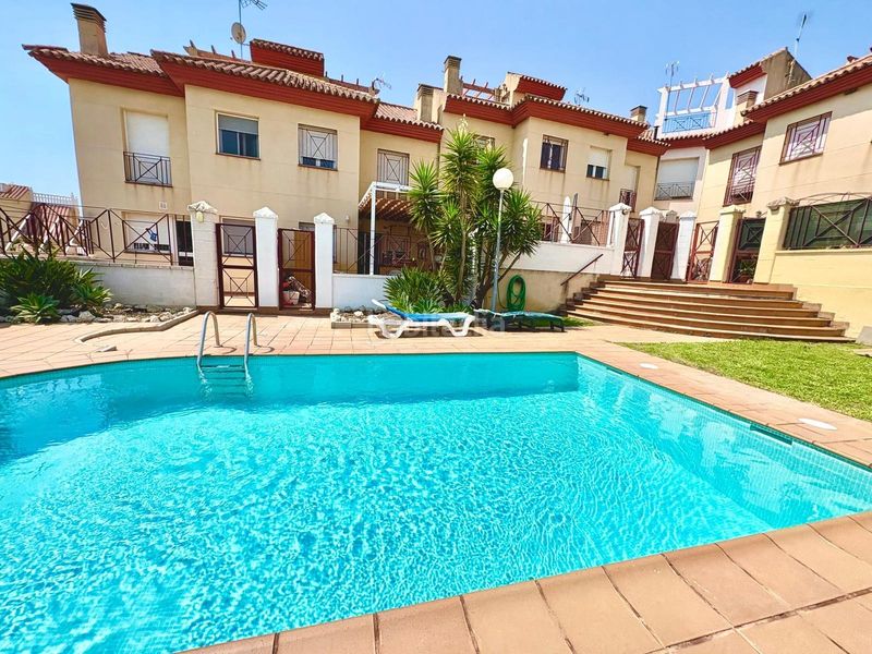Foto c3b0f29f-a954-49ca-8901-20bd5488a1fa. Casa aparellada amb aparcament piscina a Benajarafe