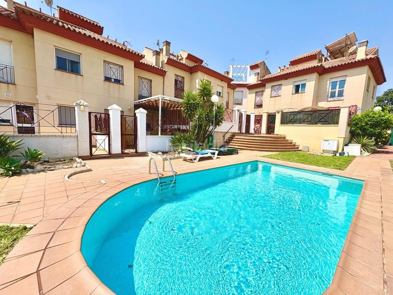 Foto c69b35c9-d6df-4be9-a039-6a15defe889f. Casa aparellada amb aparcament piscina a Benajarafe
