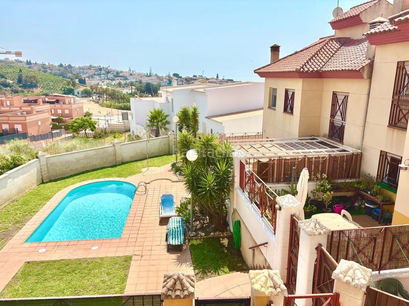 Foto e5bbdb08-bde8-4d09-bd69-6bc9ff99cc1c. Casa aparellada amb aparcament piscina a Benajarafe