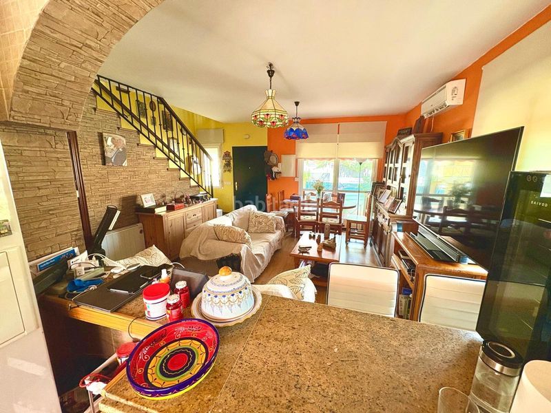 Foto ea64bd32-3750-47ce-b747-c559312ee6c0. Casa aparellada amb aparcament piscina a Benajarafe