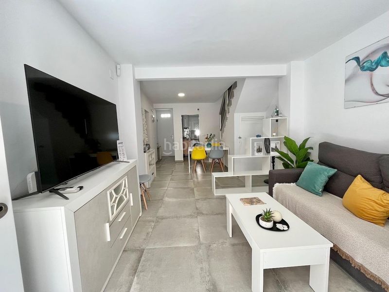 Foto fa832af8-f9b4-4b97-a3ce-bd0b22d595c9. Casa adossada a Centro Torre del Mar