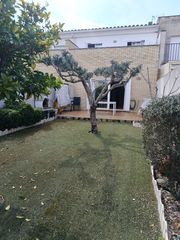 Maison jumelée  Carrer jacint verdaguer. Casa apareada con jardín privado y garaje en el morell – 4 habit