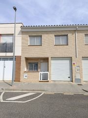 Casa adossada  Carrer jacint verdaguer. Casa apareada con jardín privado y garaje en el morell – 4 habit