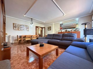 Casa aparellada  Avinguda de catalunya. Casa con jardín, barbacoa, gran buhardilla y garaje doble en per