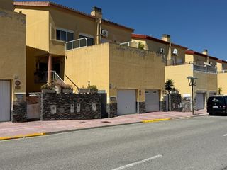 Casa aparellada  Avinguda de catalunya. Casa con jardín, barbacoa, gran buhardilla y garaje doble en per