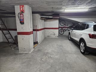 Autoparkplatz  Avinguda d'alfons xiii. Se vende plaza de parking en zona muy bien comunicada de badalon