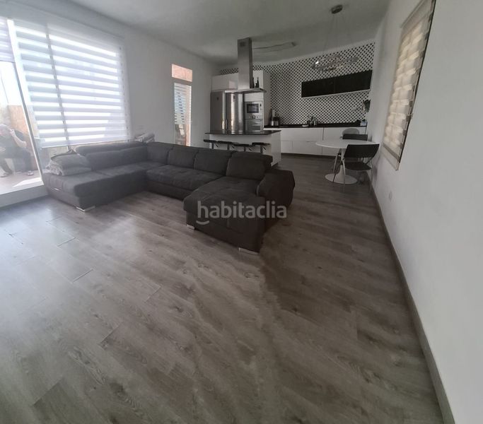 Foto 6f2dafad-4d29-4c06-b697-3d25b8433078. Casa amb calefacció a Bufalà Badalona