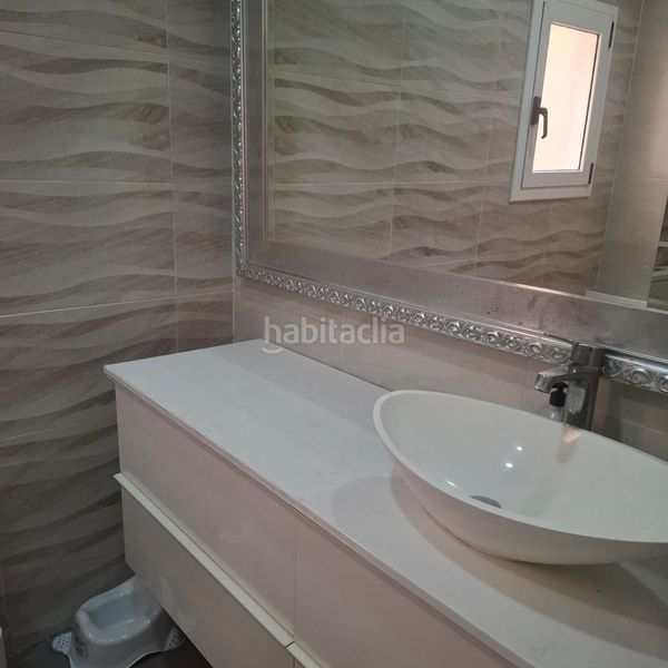 Foto ba2094cb-50c5-4e2c-9c88-f925351c34f9. Casa amb calefacció a Bufalà Badalona