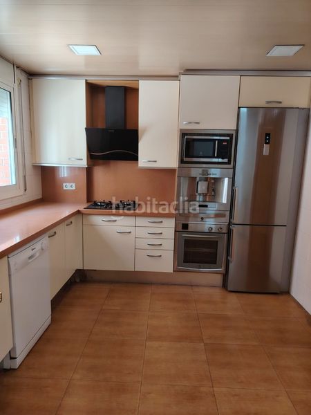 Foto 54d90e75-ded5-4c65-b446-03c2fd24fa31. Casa amb calefacció a Bufalà Badalona