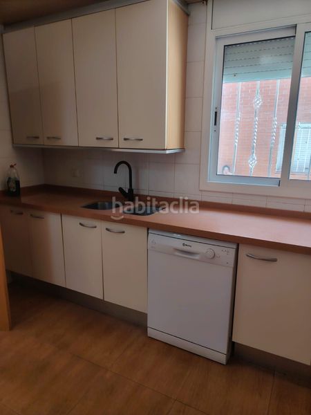 Foto cac37e5a-57b2-4ae9-ba6b-9352c383b422. Casa amb calefacció a Bufalà Badalona