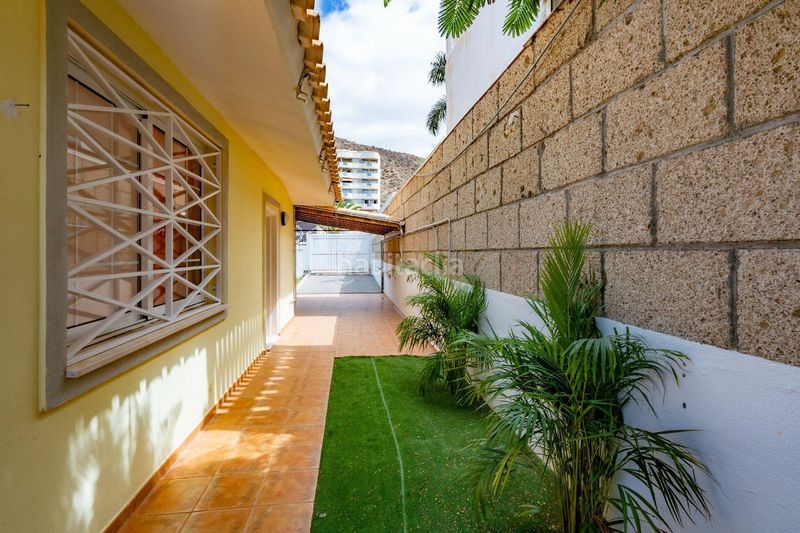 Foto a4b463c0-f903-48ff-a519-8ce975388380. Casa adossada amb aparcament a Palm - Mar Arona