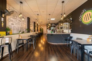 Local Comercial a Casco Urbano. Negocio montado en zona céntrica y listo para entrar.