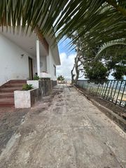 Terreny residencial a Guía de Isora Interior. Terreno urbano con casa y vistas al mar en guía de isora
