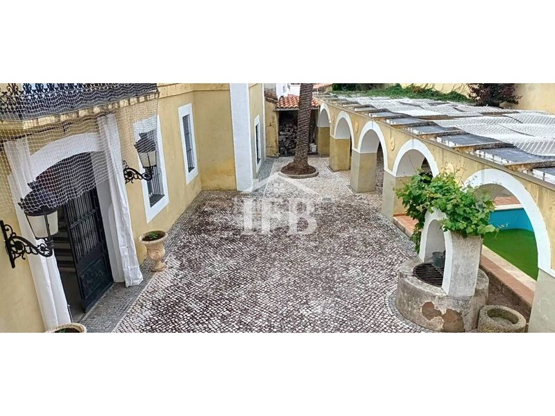 Foto f1501d49-186d-4fca-b120-b7f44498a6cb. Casa amb piscina a Herreruela