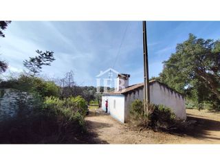 Finca rústica en Codosera (La). Encantadora finca rústica de 5,5 hectáreas con casa de campo en