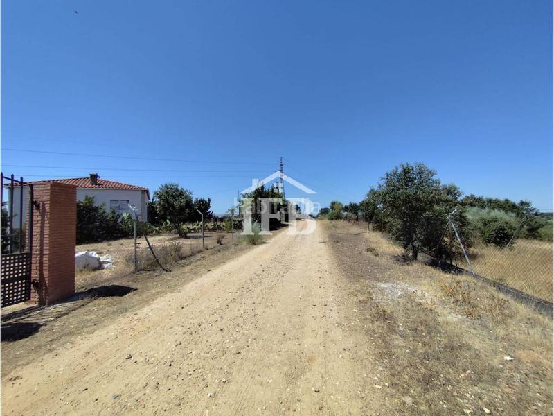 Foto c5d21987-7e1f-4e61-92a5-87e95c7e5363. Finca rústica a Carretera de Sevilla - Los Montitos Badajoz