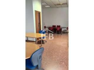 Oficina en Santa Marina. Local en venta con rentabilidad inmediata  zona santa marina