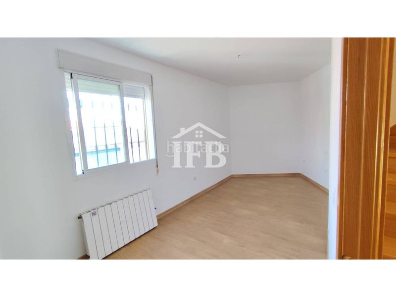 Foto 627a509e-7120-4777-a191-e5cb00d4e700. Casa aparellada amb calefacció aparcament a Carretera de Sevilla - Los Montitos Badajoz