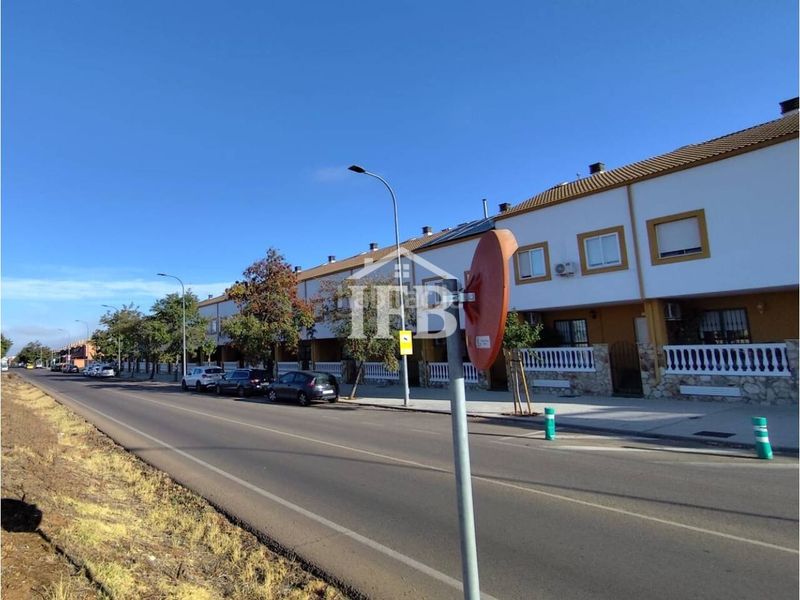 Foto 926acd76-ad6b-46fd-a496-390820f2855e. Casa aparellada amb calefacció aparcament a Carretera de Sevilla - Los Montitos Badajoz