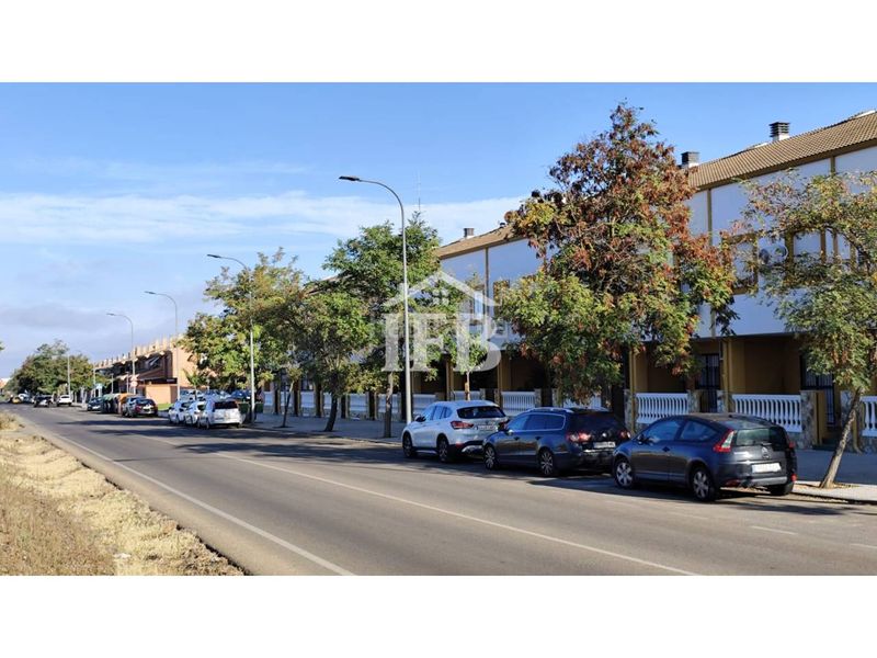 Foto c26ddee9-3920-4660-89d9-4bf37f43f7ad. Casa aparellada amb calefacció aparcament a Carretera de Sevilla - Los Montitos Badajoz