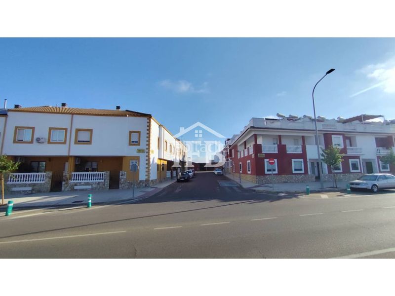 Foto c74f2c1f-3f60-4df3-839f-22223e1b171e. Casa aparellada amb calefacció aparcament a Carretera de Sevilla - Los Montitos Badajoz