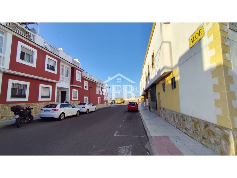 Foto f67463ef-85d4-4171-b326-5739ca55c3d3. Casa aparellada amb calefacció aparcament a Carretera de Sevilla - Los Montitos Badajoz