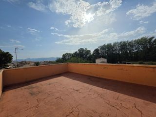 Casa adossada en Ibi. Amplia casa adosada de 268 m2 con terraza y vistas a la monta�a