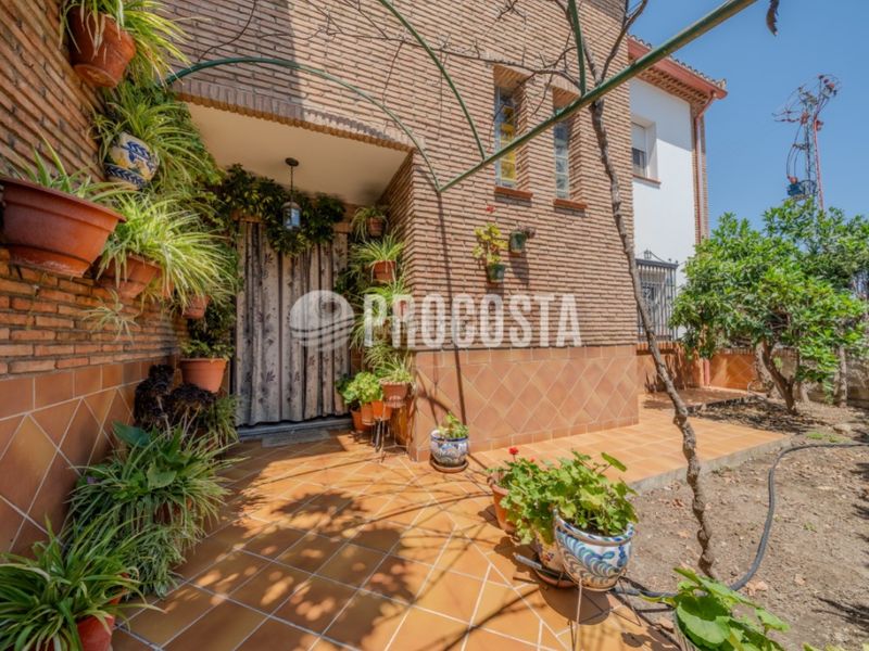 Foto cbaa246a-44fa-444e-9804-41af26db87d1. Casa amb piscina a Fuente Vaqueros