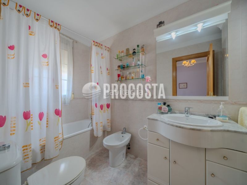 Foto f8f1819a-72d6-4360-84f5-e1047dfe2d82. Casa amb piscina a Fuente Vaqueros