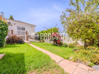 House  Avenida los pinos. Villa independiente con piscina privada, vistas al mar y apartam