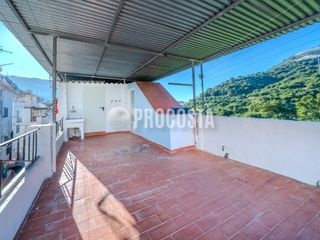 Maison à Jete. Casa adosada en jete con terraza y vistas a la montaña