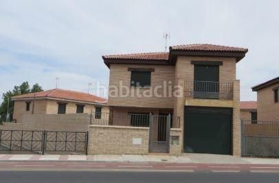 Foto 70d01ddb-752e-44dc-8775-3788c8ef31ef. Xalet amb aparcament a Mora