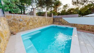 Casa adossada a Avenida del brezo 44. Chalet adosado con piscina privada de agua salada y gran salón s