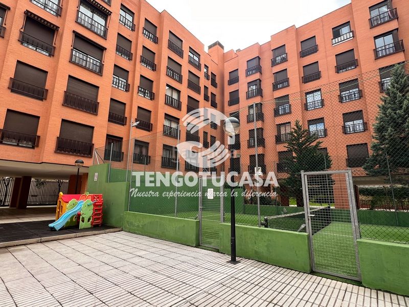Foto cbc96040-eda4-4c4b-a1a3-714d6041370a. Pis amb calefacció aparcament piscina a Rejas Madrid