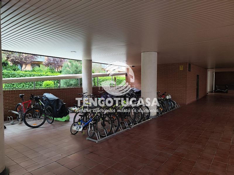 Foto b739c059-b962-44ea-995e-5a875aeff66a. Lloguer pis amb calefacció aparcament piscina a Rejas Madrid