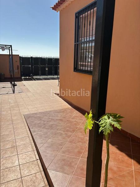 Foto 2d3c50b0-e799-4cf5-b2dc-472bb9c768a2. Casa aparellada amb aparcament a Las Rosas Arona