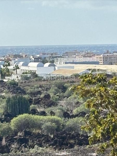 Foto 4ade2b8e-6f13-45a7-b0d1-3d0d0b4fd193. Casa aparellada amb aparcament a Las Rosas Arona