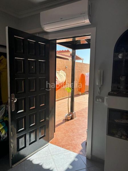 Foto b99e5f5e-bb0c-4d4d-aac6-b585ee1f14e3. Casa aparellada amb aparcament a Las Rosas Arona