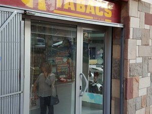 Lloguer Local Comercial a Vallcarca - Penitents. Estanco en zona horta guinardo-gracia.