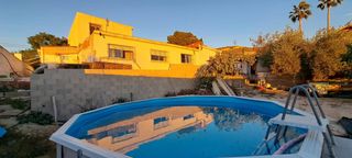 Chalet in Busot. Espectacular parcela de 1.471 m2 urbana con viviendas y restaura