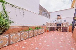 Towny house  Carretera illora 35. Casa familiar con gran patio, placas solares y cochera doble en