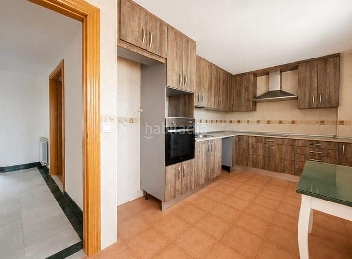 Foto 3090a40d-426e-4832-8958-1eebde71ca69. Casa aparellada amb aparcament a Híjar Gabias (Las)