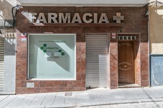 Locale commerciale in Iznalloz. Local con vivienda en iznalloz