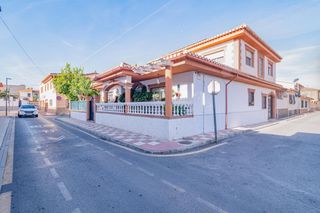 Chalet en Cúllar Vega. Chalet moderno y tradicional en el corazón de cullar vega