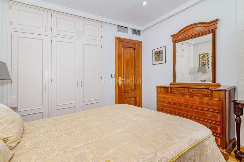 Foto 9b57655b-8fdf-4cc1-b725-e90b5a495989. Casa adossada amb calefacció aparcament a Bola de Oro Granada