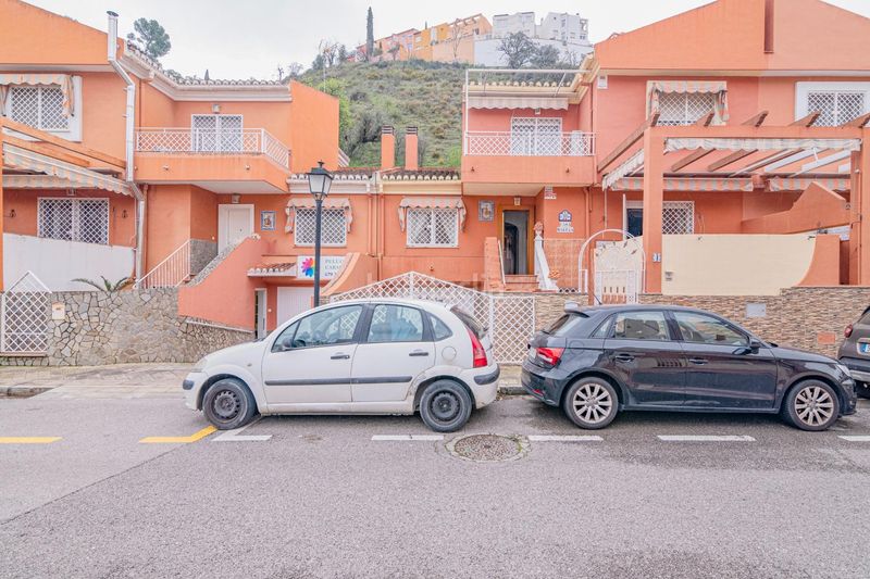 Foto c32c812e-2f7b-457b-a3d8-bbb32c9f8c63. Casa adossada amb calefacció aparcament a Bola de Oro Granada