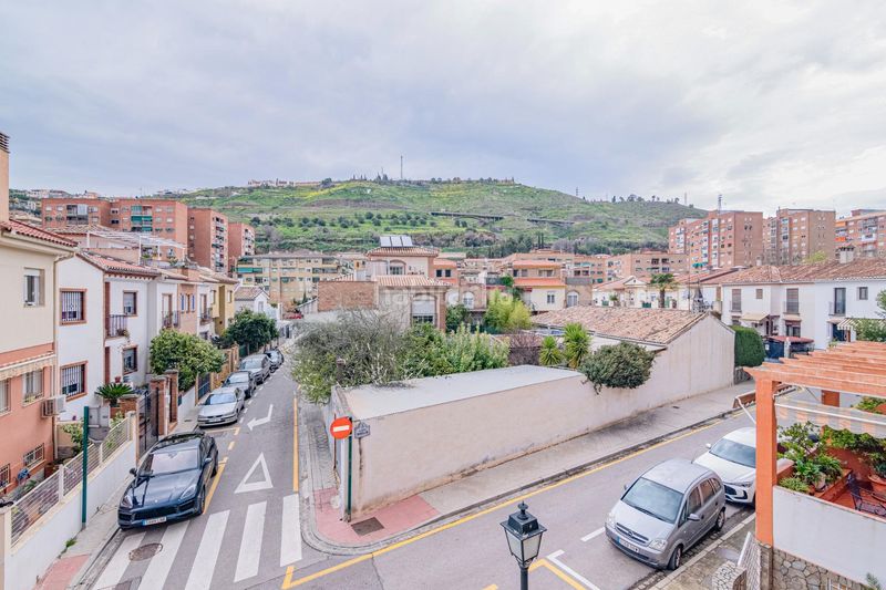 Foto db5e51e5-5537-46e9-a00f-a6bba7b74d89. Casa adossada amb calefacció aparcament a Bola de Oro Granada
