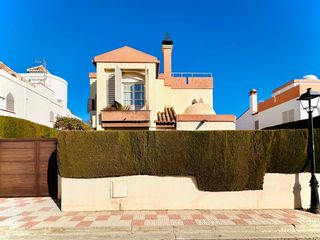 Chalet  Calle de la torre de comares. Chalet independiente en urbanización villas blancas albolote  pa