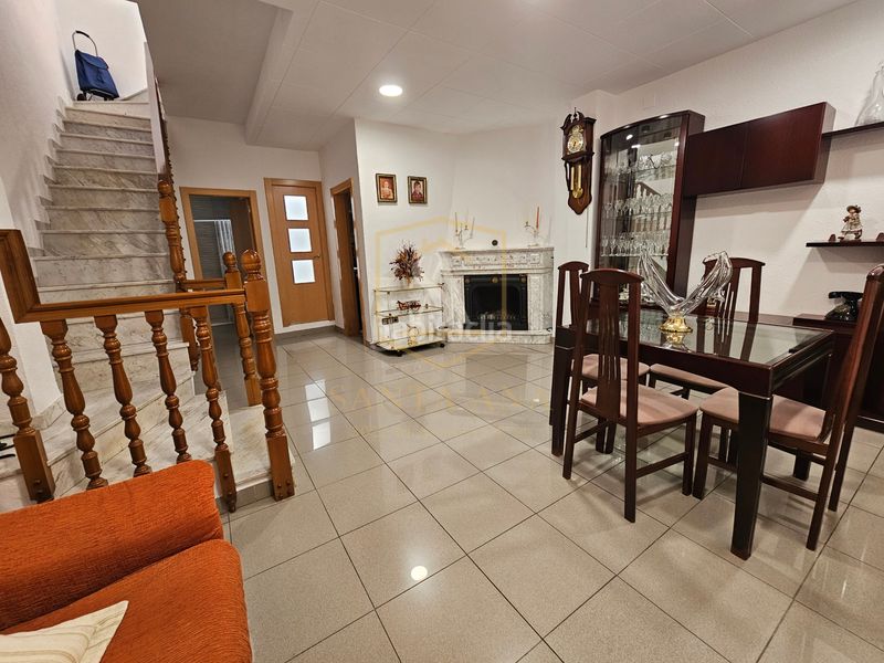 Foto 9fa1f832-68bc-4acd-a6db-d569db3146c2. Casa adossada amb xemeneia calefacció a Bufalà Badalona